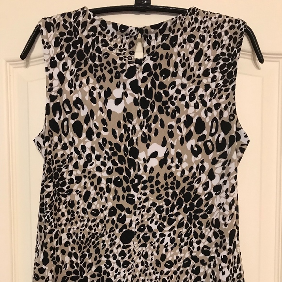 Basic Sleeveless Top - Picture 2 of 3